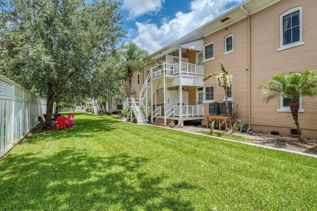 Cozy Quiet St Augustine Private - 2bed, 1 Bath, Sleeps 6, Steps To Historic St Augustine Center & Tourist Attractions, Restaurants, Cafes, Backyard, Porch Apartment *