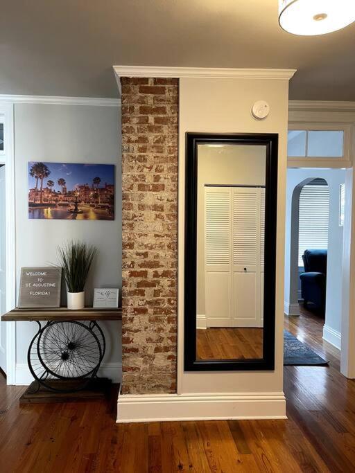 Apartment Cozy Quiet St Augustine Private - 2bed, 1 Bath, Sleeps 6, Steps To Historic St Augustine Center & Tourist Attractions, Restaurants, Cafes, Backyard, Porch St. Augustine