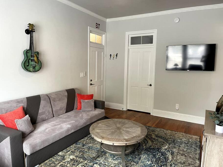 Cozy Quiet St Augustine Private - 2bed, 1 Bath, Sleeps 6, Steps To Historic St Augustine Center & Tourist Attractions, Restaurants, Cafes, Backyard, Porch *