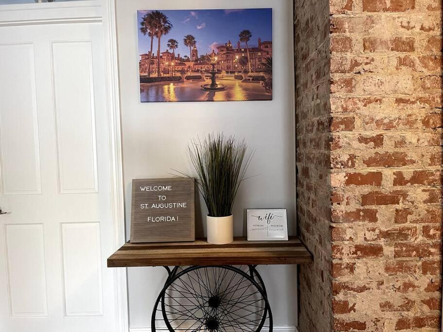 Cozy Quiet St Augustine Private - 2bed, 1 Bath, Sleeps 6, Steps To Historic St Augustine Center & Tourist Attractions, Restaurants, Cafes, Backyard, Porch *