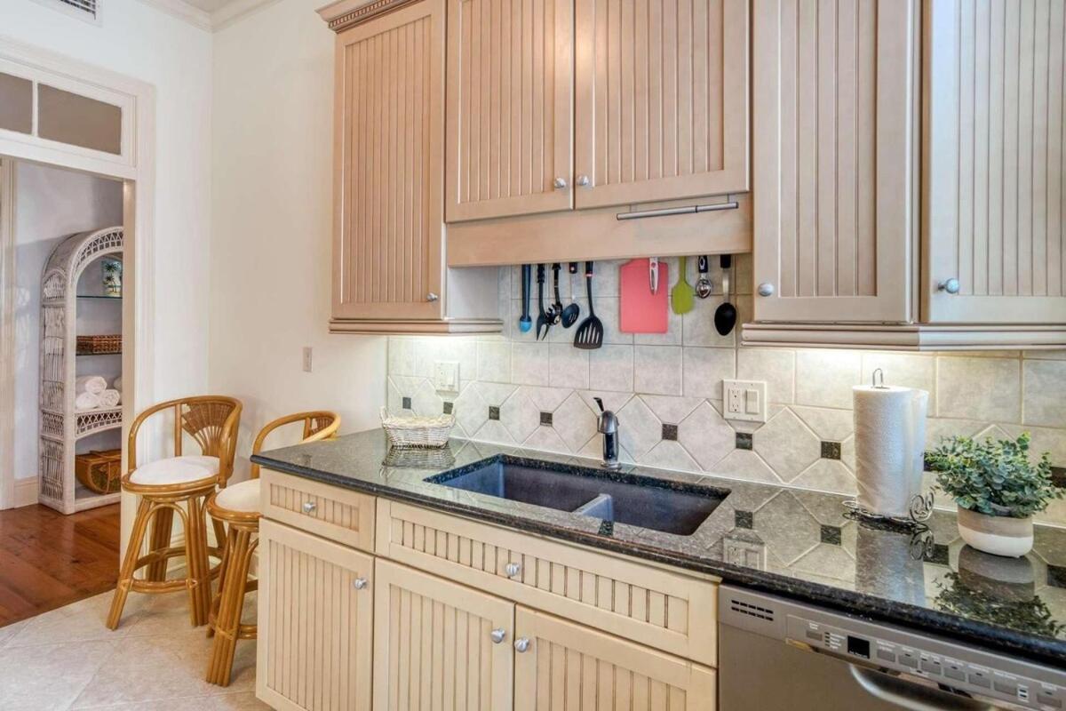 Cozy Quiet St Augustine Private - 2bed, 1 Bath, Sleeps 6, Steps To Historic St Augustine Center & Tourist Attractions, Restaurants, Cafes, Backyard, Porch Apartment