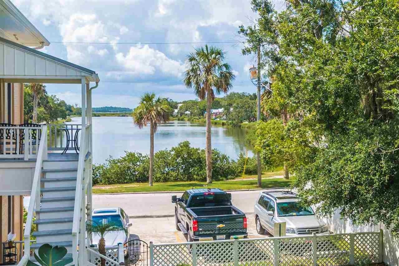 Cozy Quiet St Augustine Private - 2bed, 1 Bath, Sleeps 6, Steps To Historic St Augustine Center & Tourist Attractions, Restaurants, Cafes, Backyard, Porch *