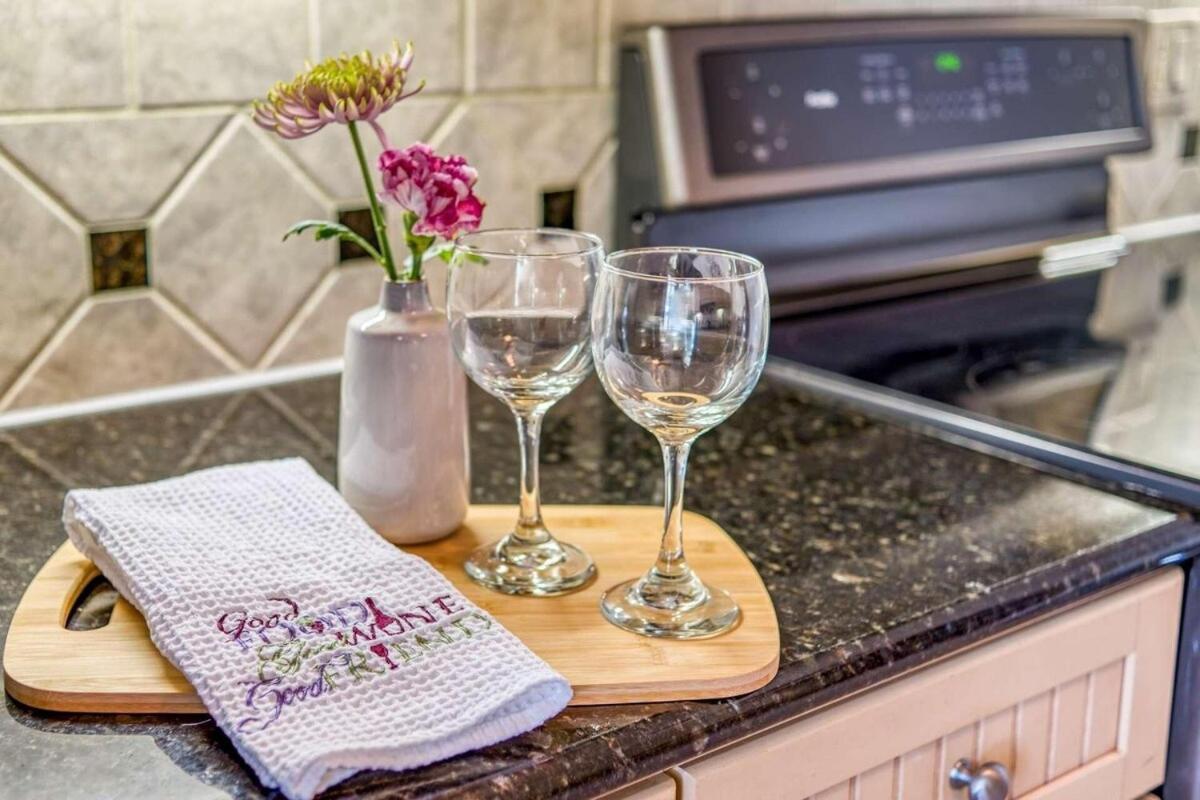 Cozy Quiet St Augustine Private - 2bed, 1 Bath, Sleeps 6, Steps To Historic St Augustine Center & Tourist Attractions, Restaurants, Cafes, Backyard, Porch St. Augustine