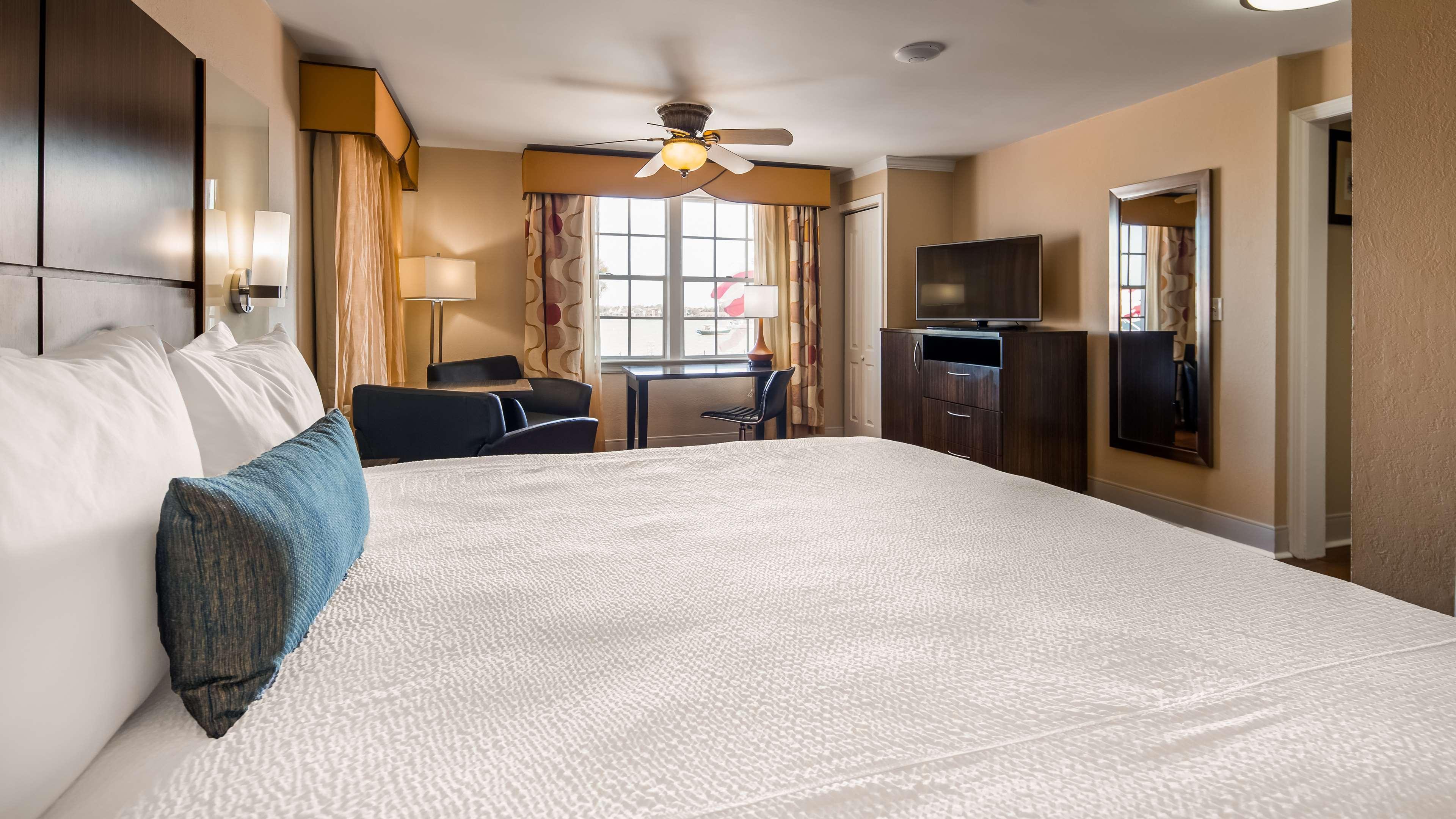 Western Historic Bayfront Hotel 3*