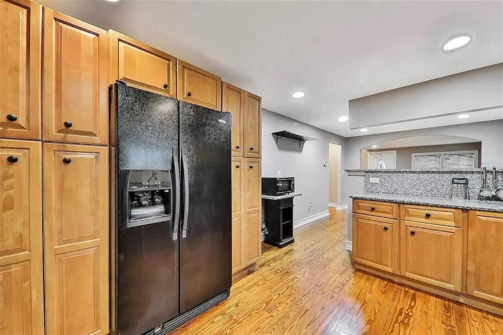 Spacious Renovated 4br Downtown W Firepit Sleeps 8+