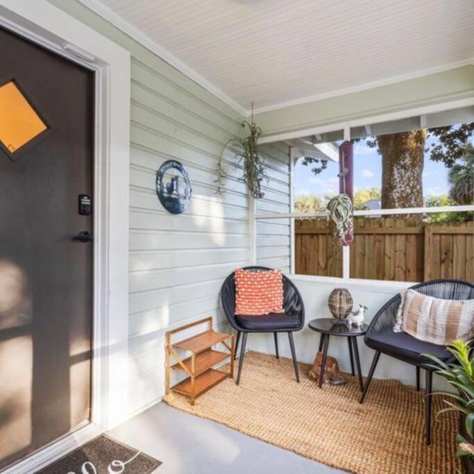 Quiet Get Away In A Vibrant Holiday home *