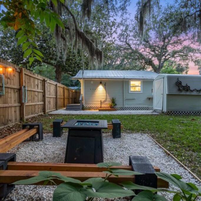 Quiet Get Away In A Vibrant Holiday home