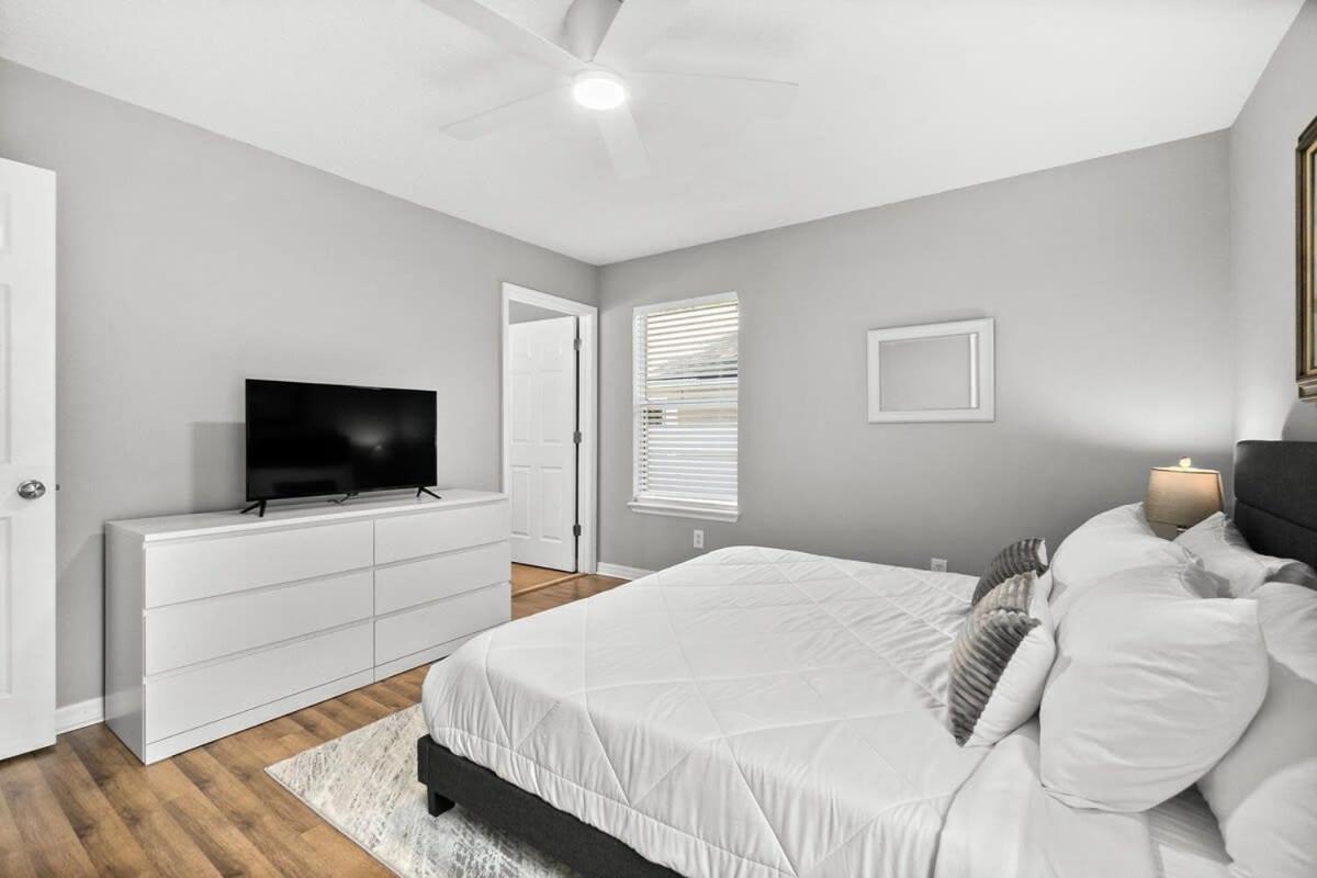 Peaceful Pearl Retreat- 5 Minutes To Downtown, 10 Minutes To Holiday home *