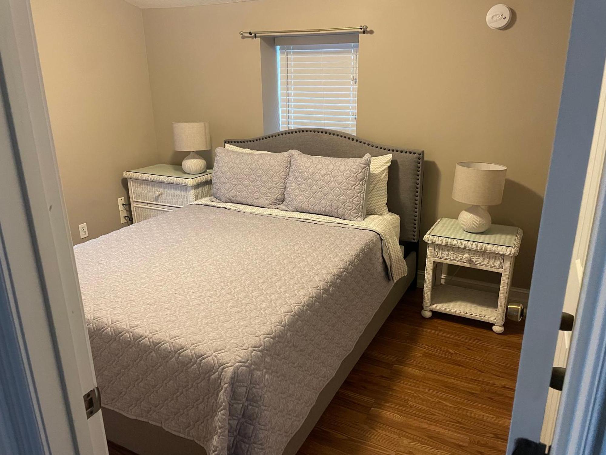 Spacious Renovated 4br Downtown W Firepit Sleeps 8+ Holiday home
