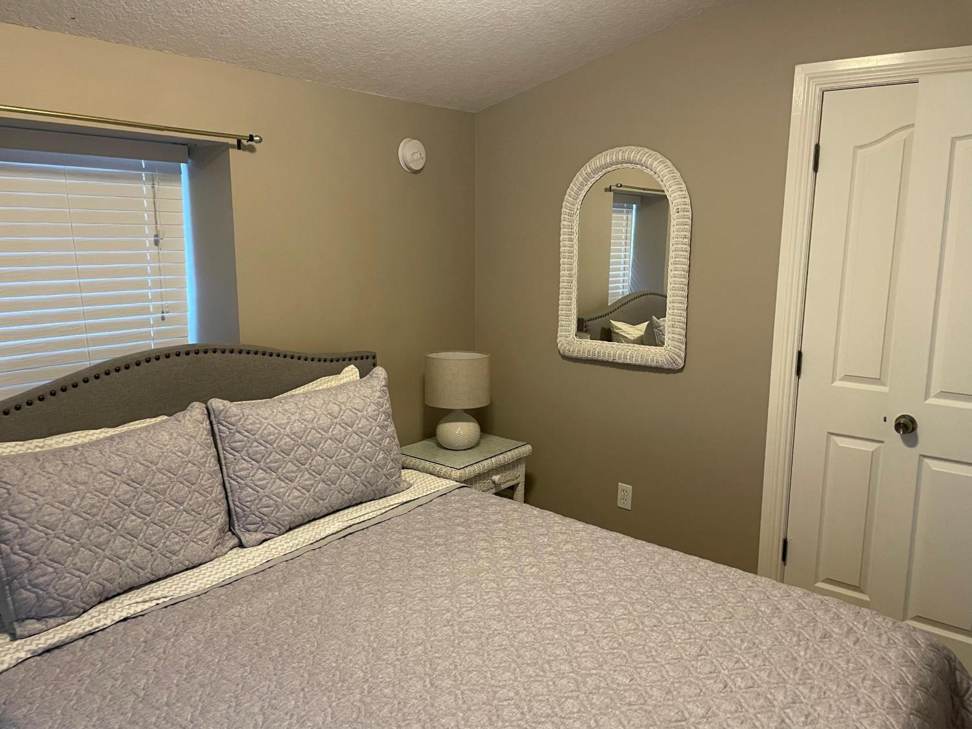 Holiday home Spacious Renovated 4br Downtown W Firepit Sleeps 8+ *