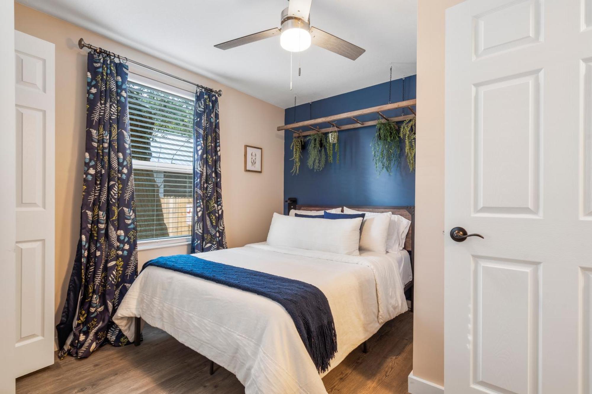 Quiet Get Away In A Vibrant Holiday home *
