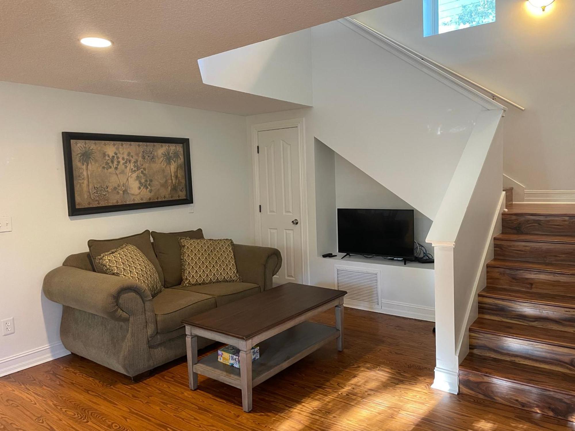 Spacious Renovated 4br Downtown W Firepit Sleeps 8+ Holiday home *