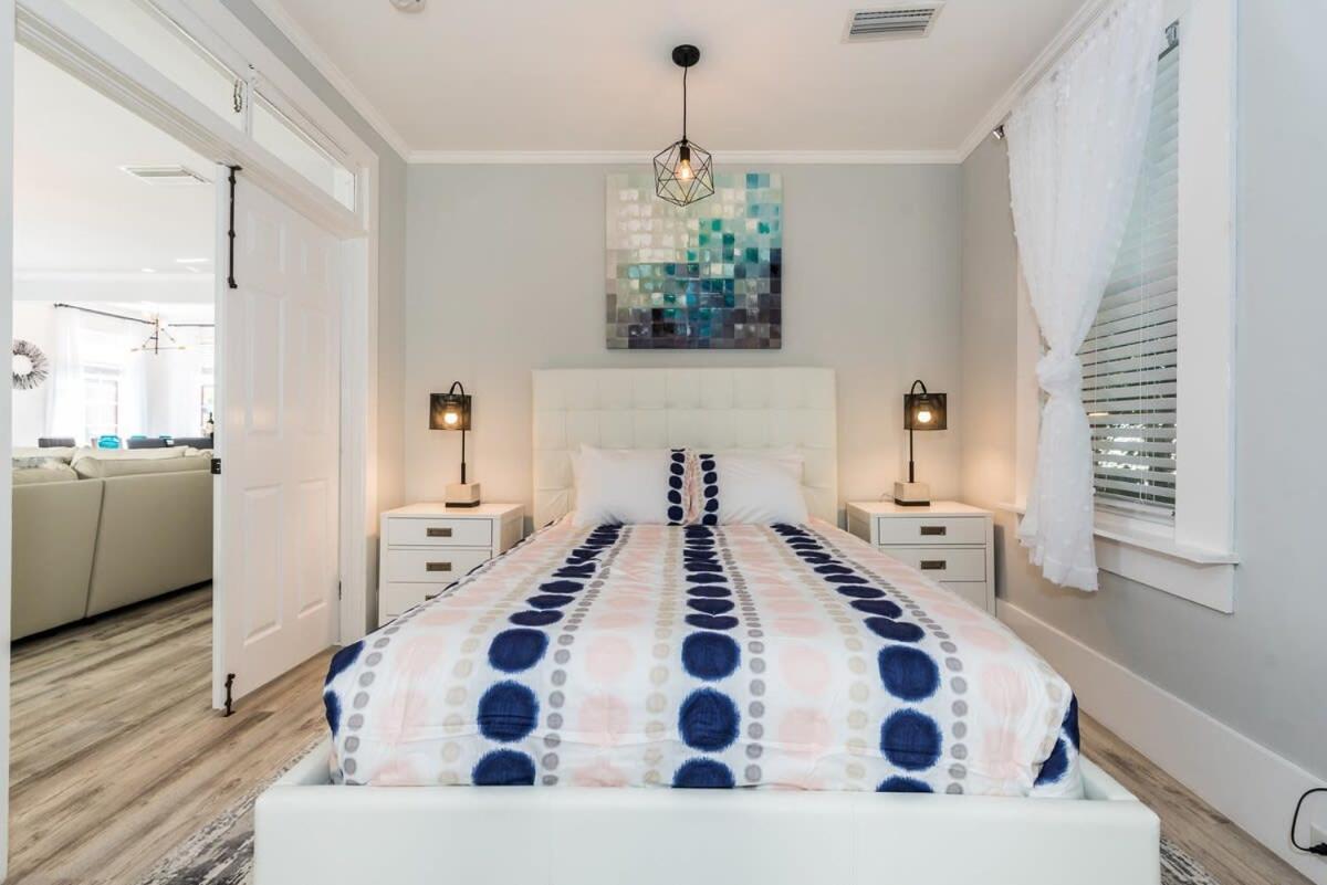 20 Hypolita - Luxury Downtown Apartment *