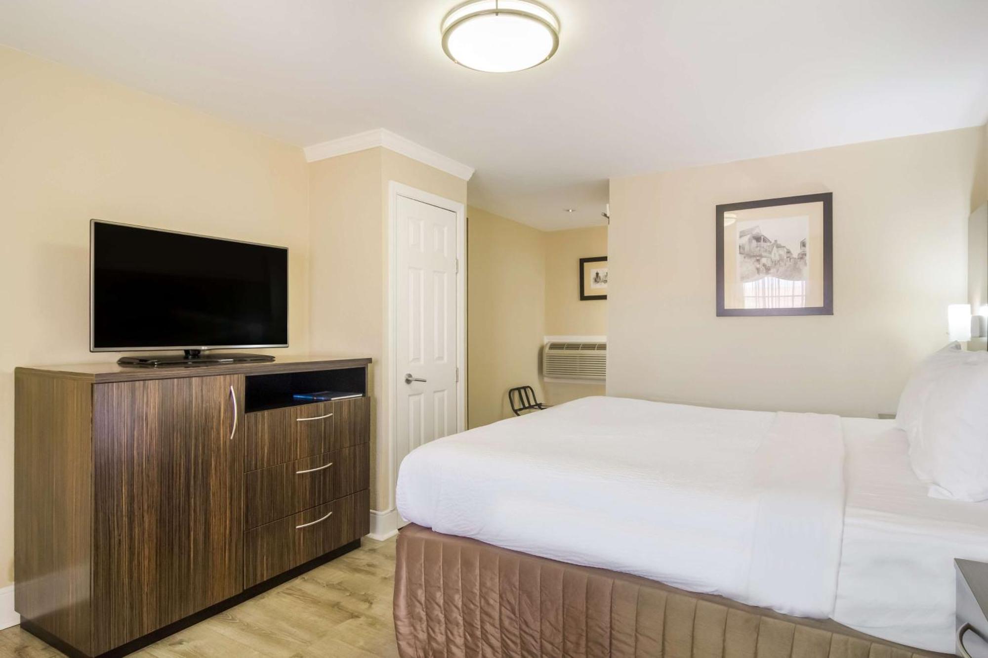 Western Historic Bayfront Hotel 3*