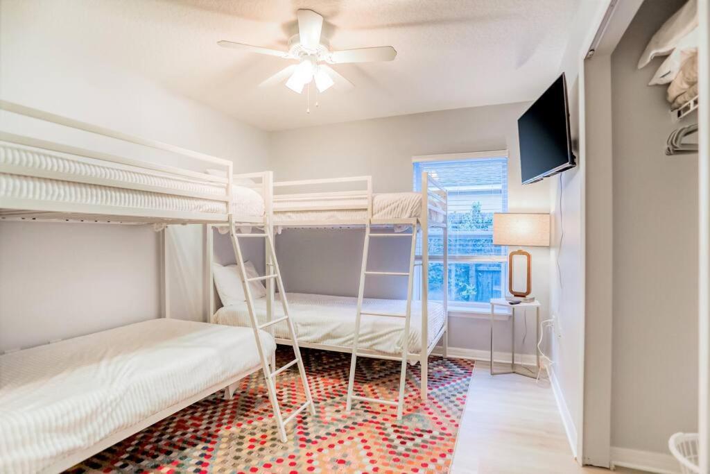 Pet-friendly 3 Bedroom Modern Space, 5 Min To Downtown Holiday home