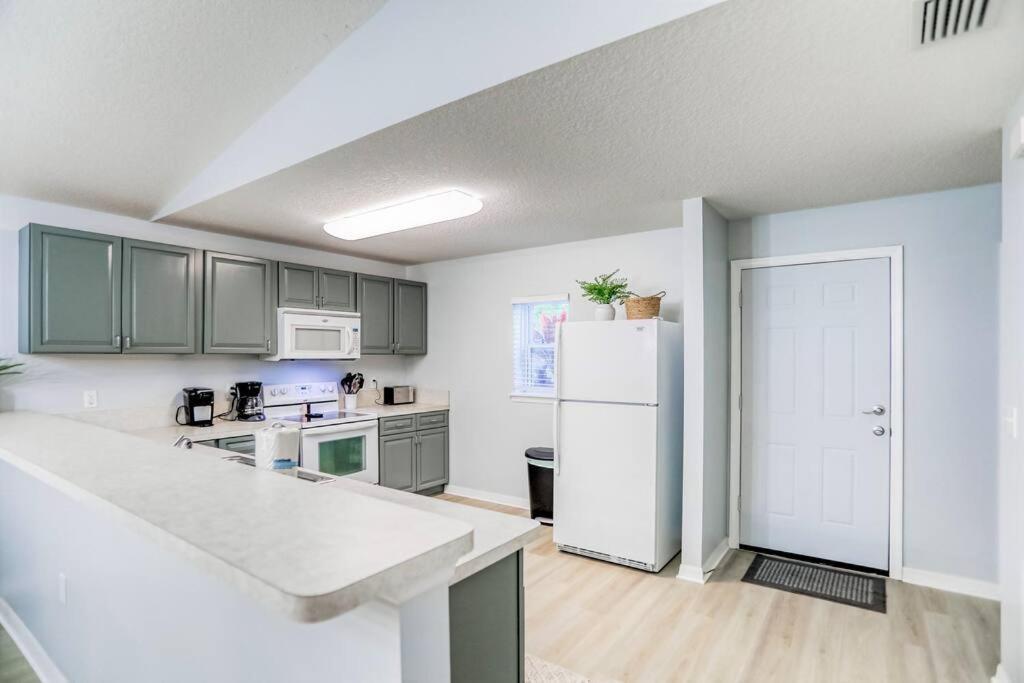 Pet-friendly 3 Bedroom Modern Space, 5 Min To Downtown