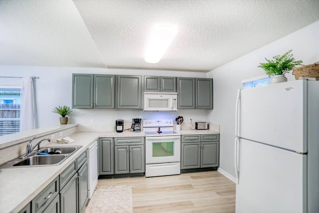 Pet-friendly 3 Bedroom Modern Space, 5 Min To Downtown Holiday home *