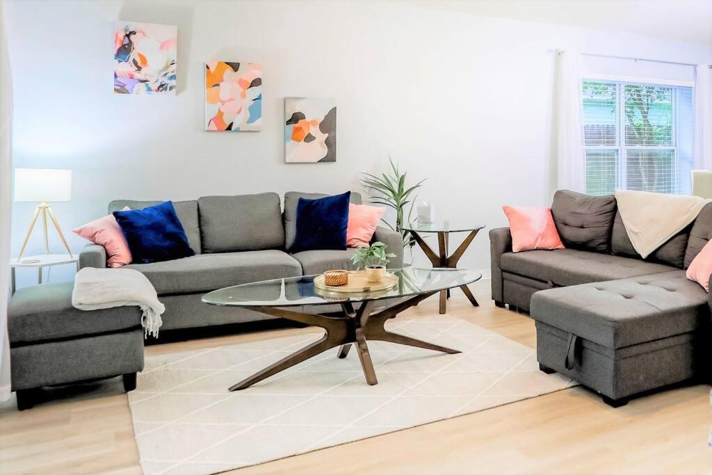 Pet-friendly 3 Bedroom Modern Space, 5 Min To Downtown Holiday home