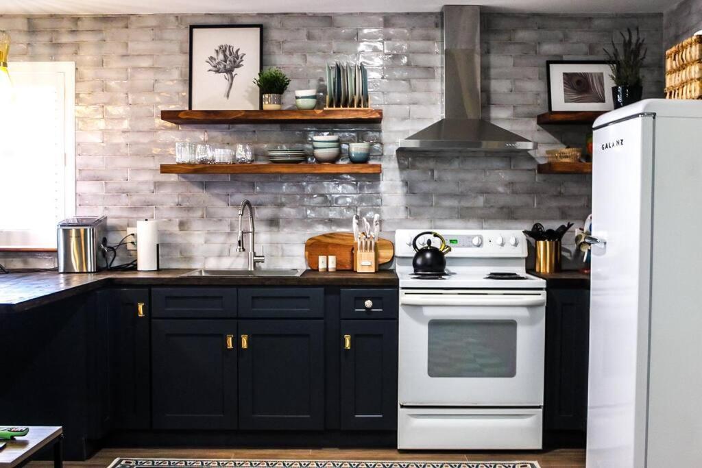 The Mini Moody - Luxurious Recently Renovated Close To & Downtown