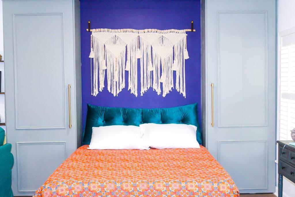 The Mini Moody - Luxurious Recently Renovated Close To & Downtown Casa de férias