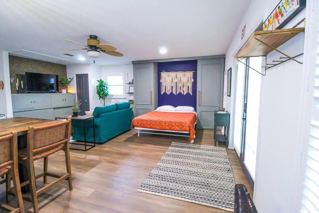 The Mini Moody - Luxurious Recently Renovated Close To & Downtown *