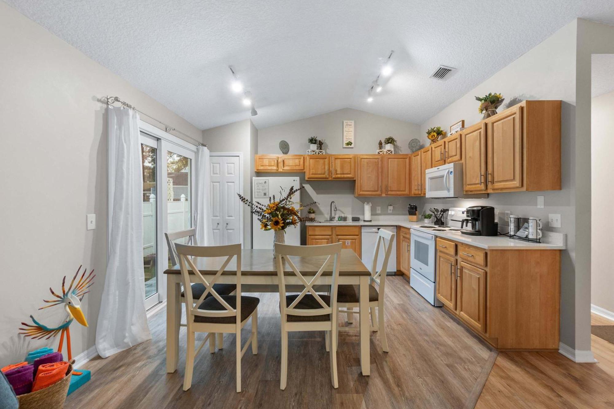 Peaceful Pearl Retreat- 5 Minutes To Downtown, 10 Minutes To Holiday home St. Augustine