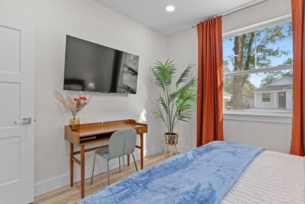 New Enchanting Retreat By Marina, 1mi To Downtown And A Short Drive To