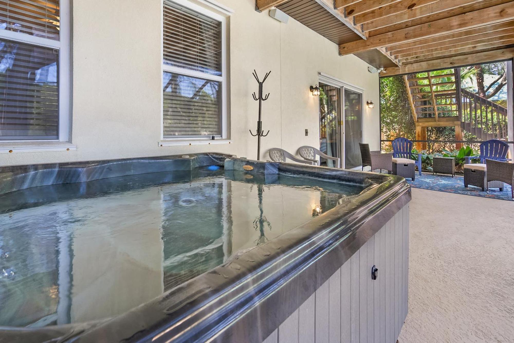 Holiday home Pool + Hot Tub, Dock, Fishing, Near Beach! *