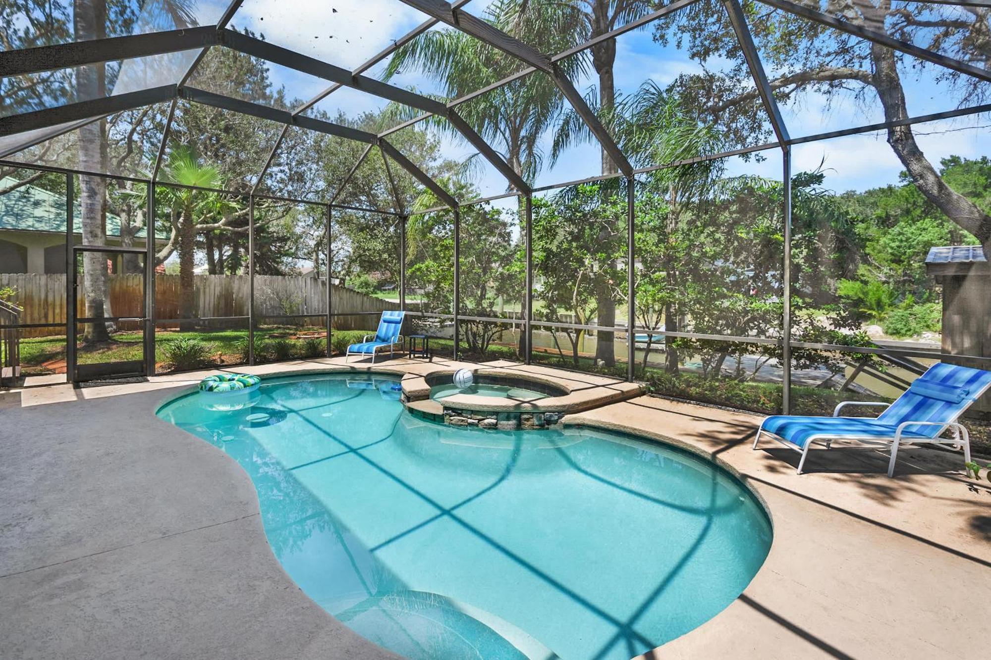 Holiday home Pool + Hot Tub, Dock, Fishing, Near Beach!