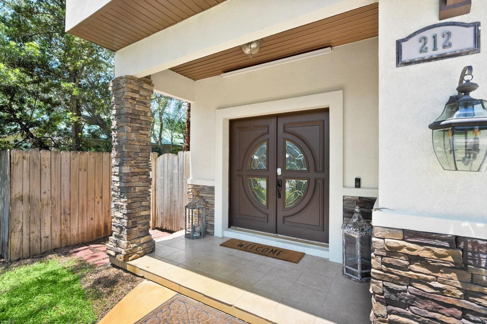 Holiday home Pool + Hot Tub, Dock, Fishing, Near Beach! *