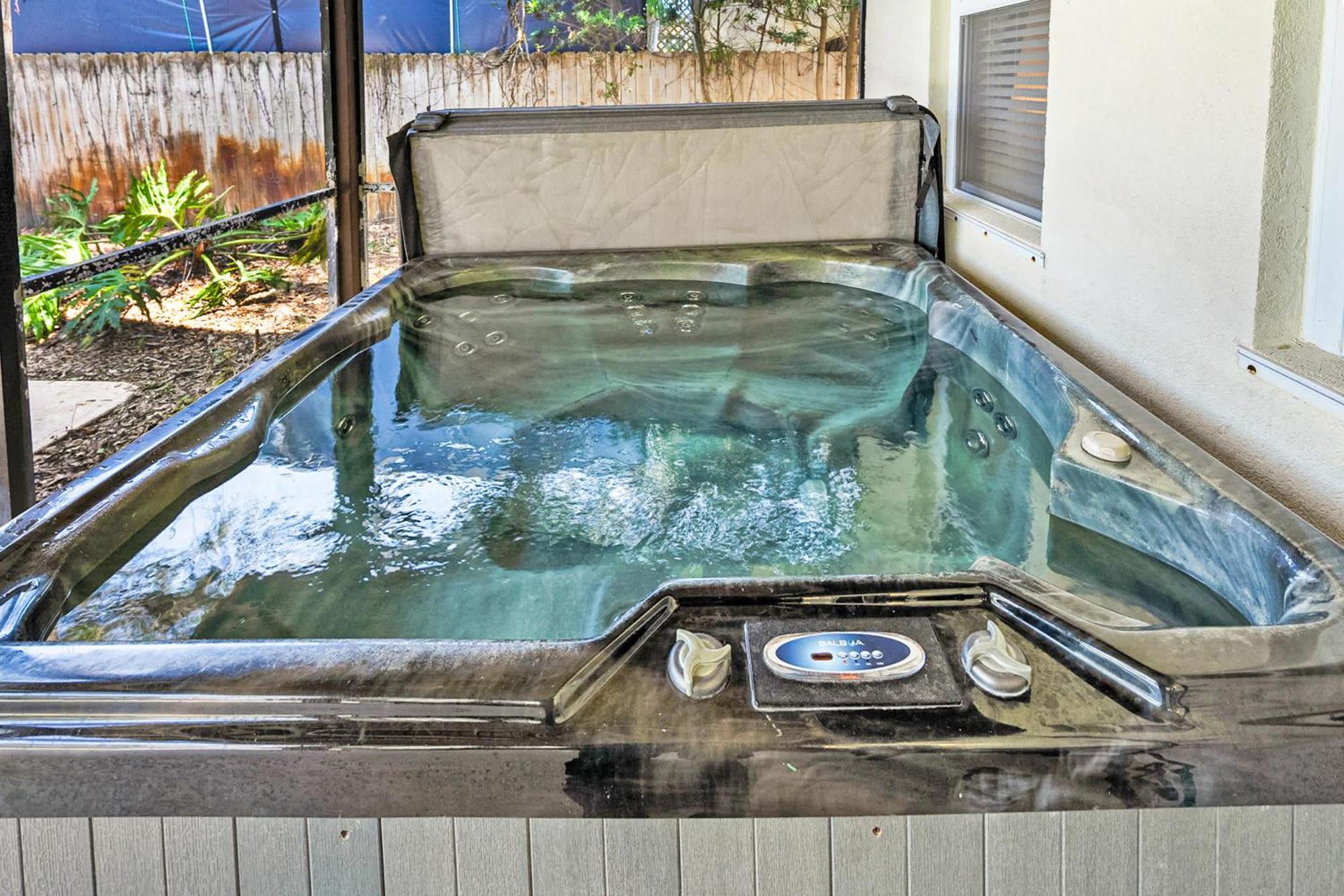Pool + Hot Tub, Dock, Fishing, Near Beach! Holiday home